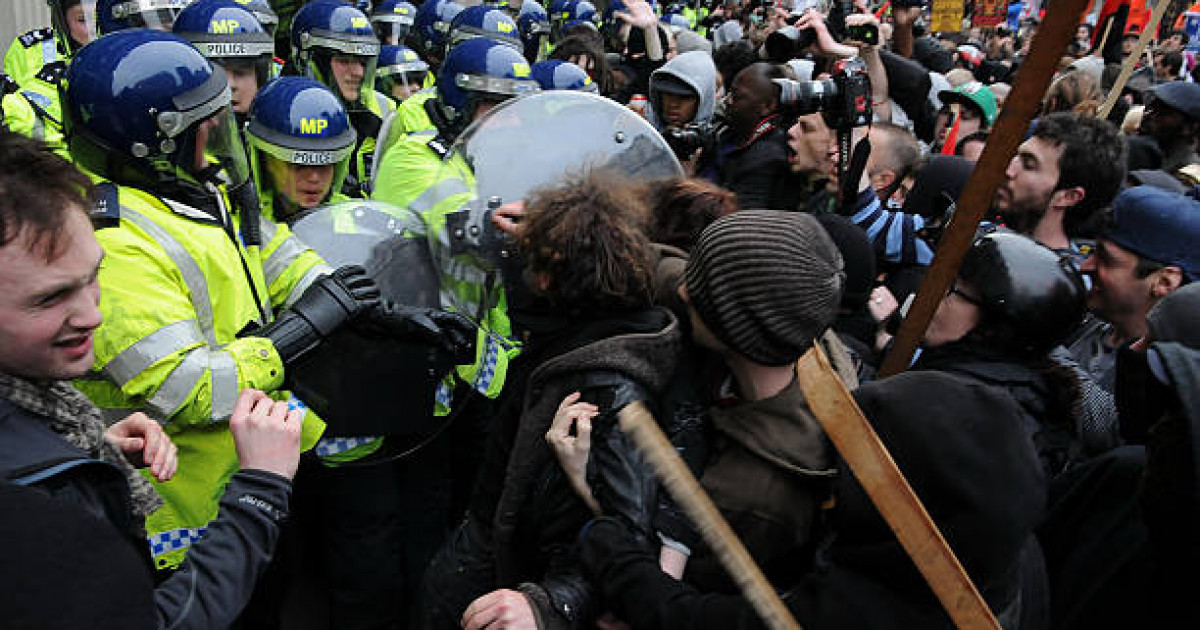 «100 мың адам көшеге шығып жатыр»: Лондоннан тыныштық кетті