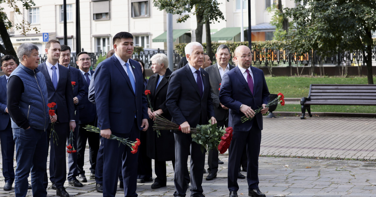 «AMANAT» делегациясы Мәскеуде Абай ескерткішіне гүл қойды