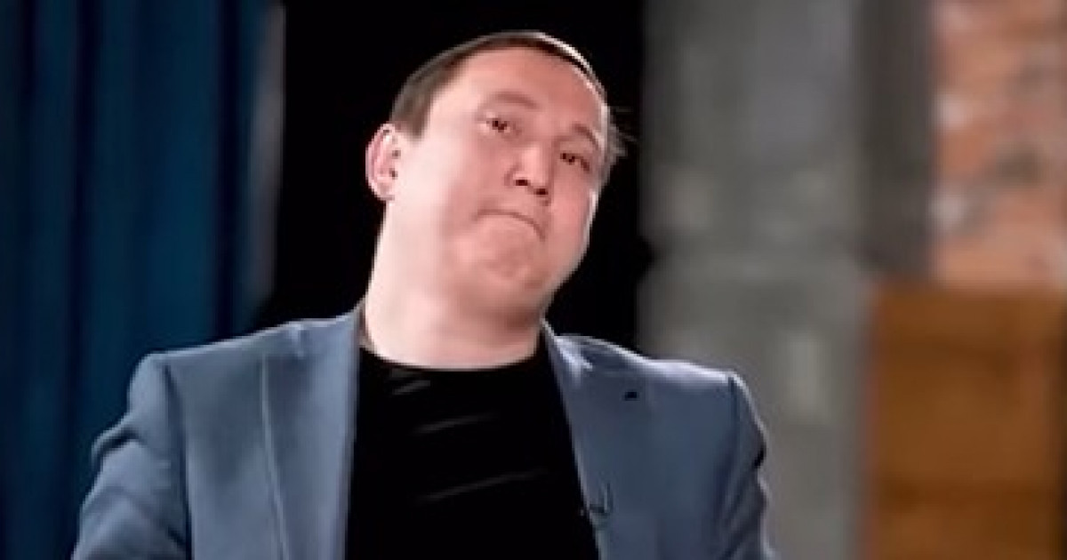 «Анам ешбір концертімді көрмегеніне өкінемін»: Қайрат Әділгерей көзіне жас алды (видео)