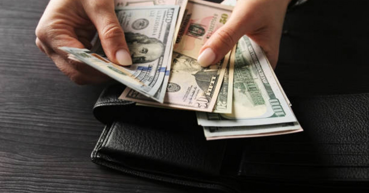 Бүгін доллар бағамы сәл төмендеді