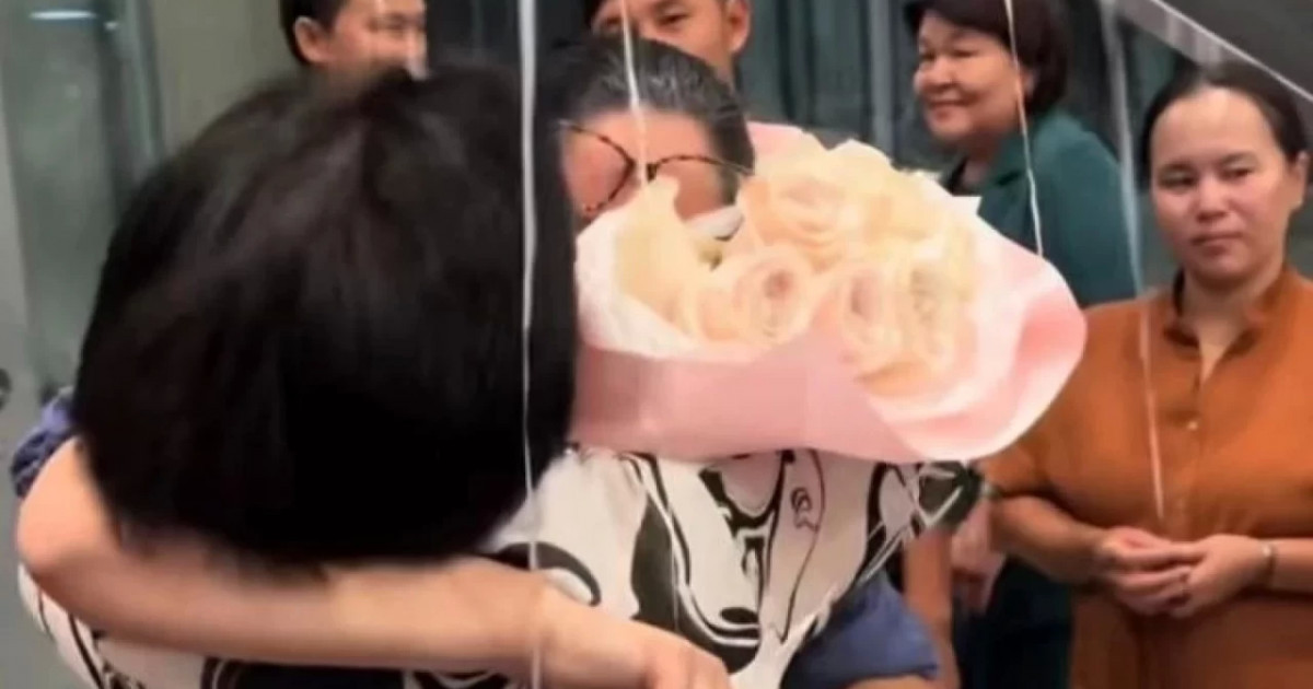 «Дәрігерлер шетінеп кетті деген»: АҚШ-қа сатылып кеткен қыз 25 жылдан кейін Оралдағы ата-анасымен қауышты