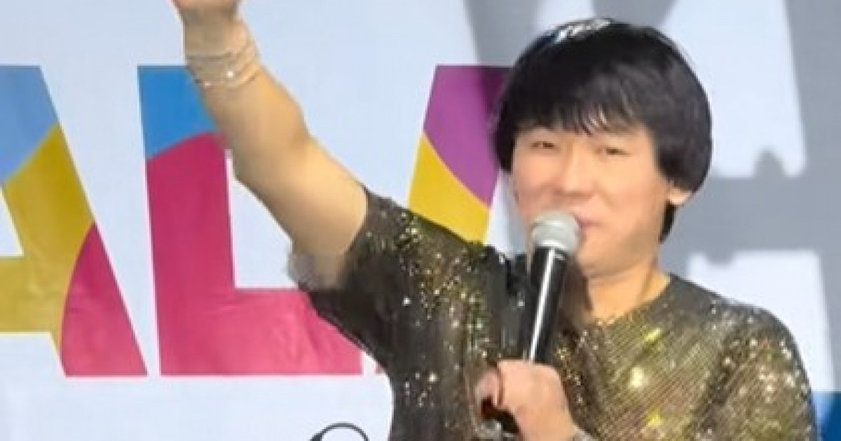 «Дауысы тыныпты»: Қайрат Нұртас ән айтып, сынға қалды (видео)