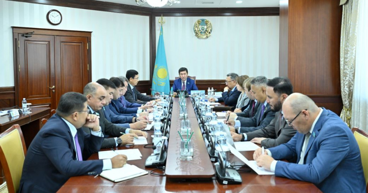 Ең төменгі жалақы туралы конвенцияны қарайды