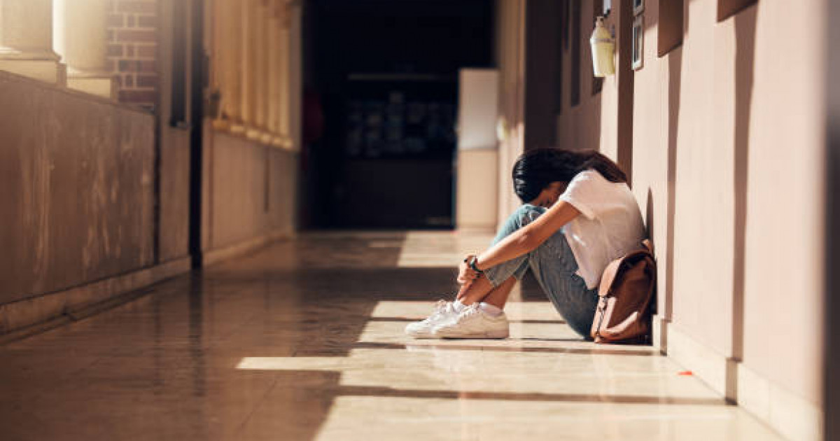 Ішінен теуіп, жұдырықпен ұрған: Мектепте бір топ бала қызға жабылған