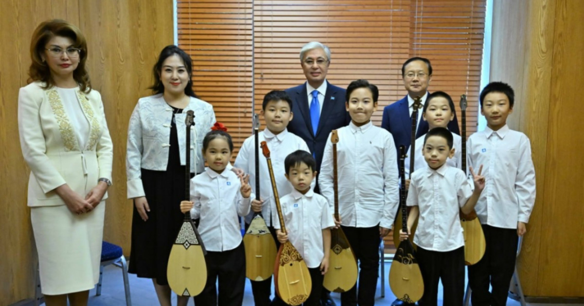 Қытай оқушылары домбырамен танымал қазақ, қытай әуендерінен попурри орындады (ВИДЕО)