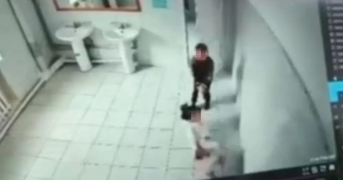 «Қызды дәретханаға сүйреп, шалбарын шешкен»: Тараздағы мектеп-интернатта сұмдық жағдай болды (ВИДЕО)