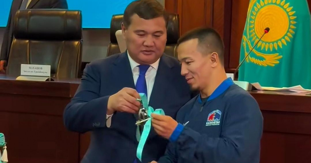 Қызылорда облысының әкімі әлем чемпионы Айдос Сұлтанғалиге пәтердің де, автокөліктің де кілтін табыстады