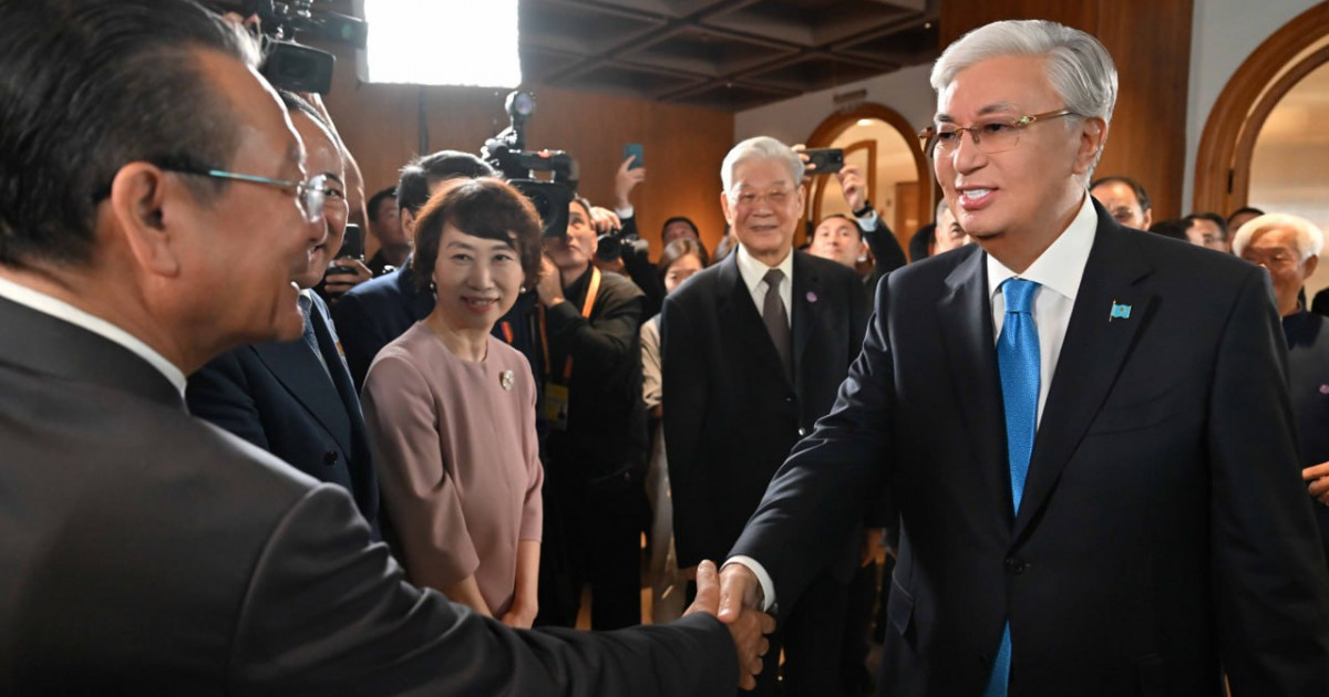Мемлекет басшысы Қытайдағы әскери парадты тамашалау үшін Тяньаньмэнь алаңына барды