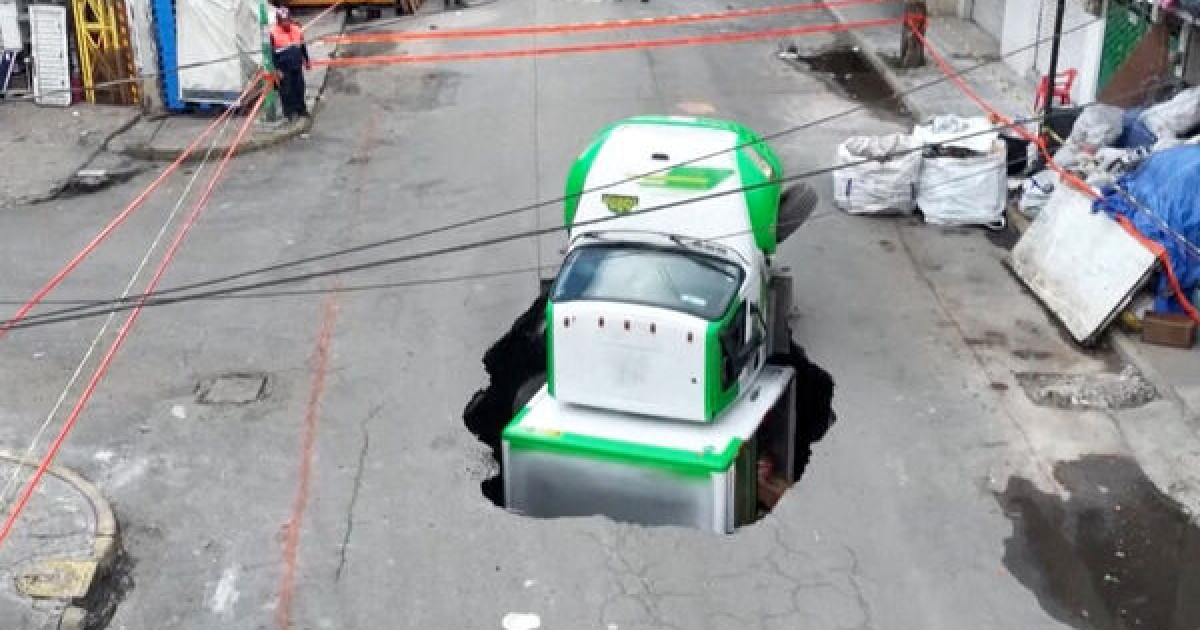 Тұрғындар көп жүретін көшеде асфальт опырылып, ауыр жүк көлігі шұңқырға түсіп кетті