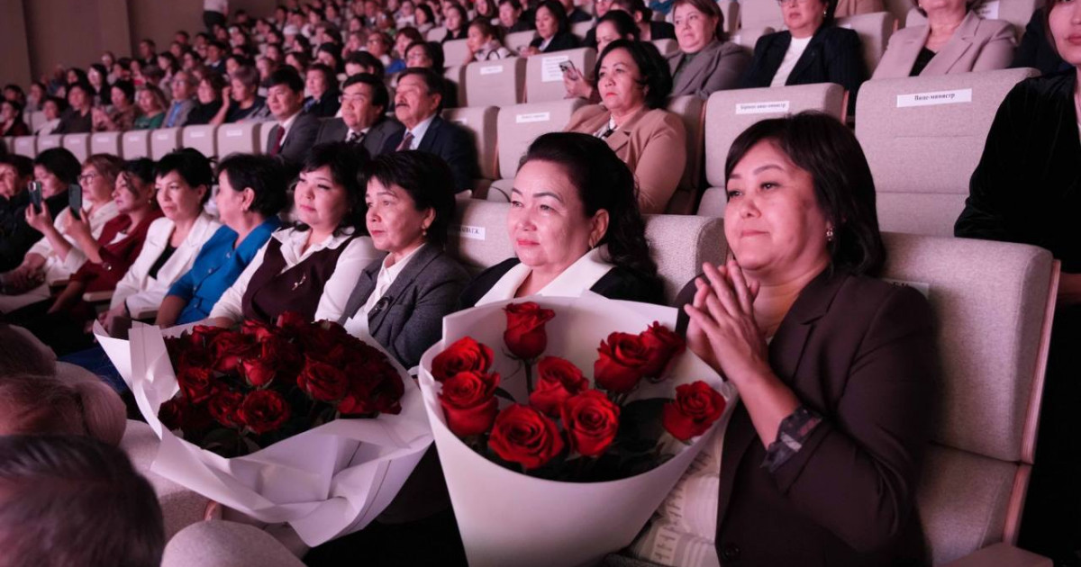 «Ұстазға алғыс!»: педагогтердің беделін арттыру бағытында тың бастама қолға алынып жатыр