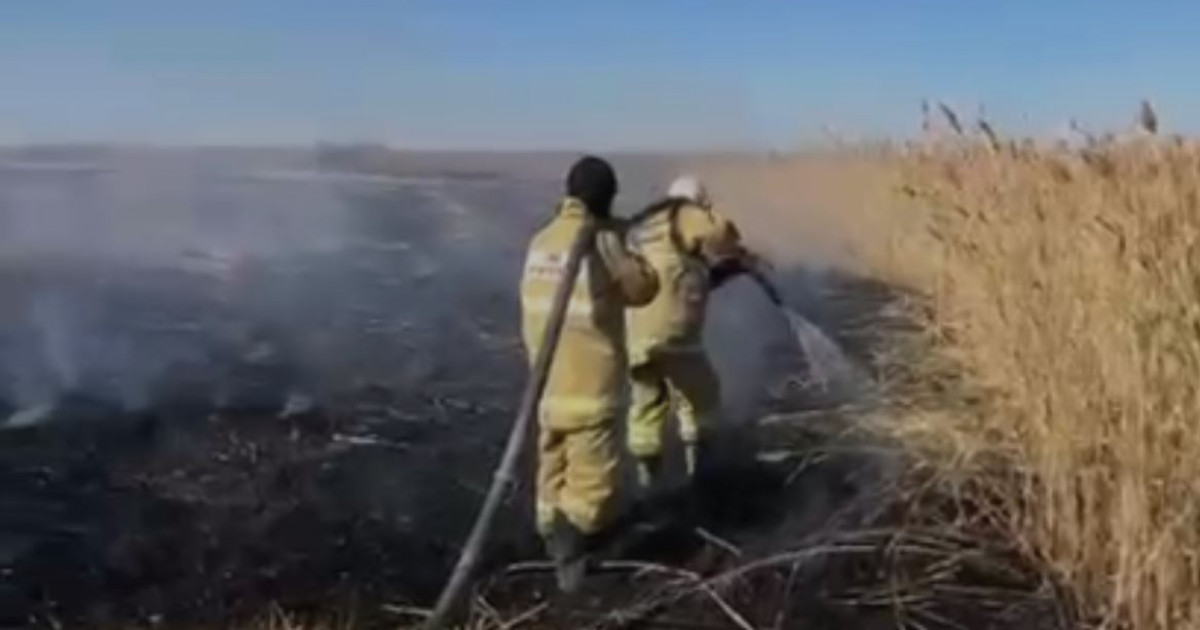 Атырауда тағы да өрт: қаланы күйік иісі алып жатыр