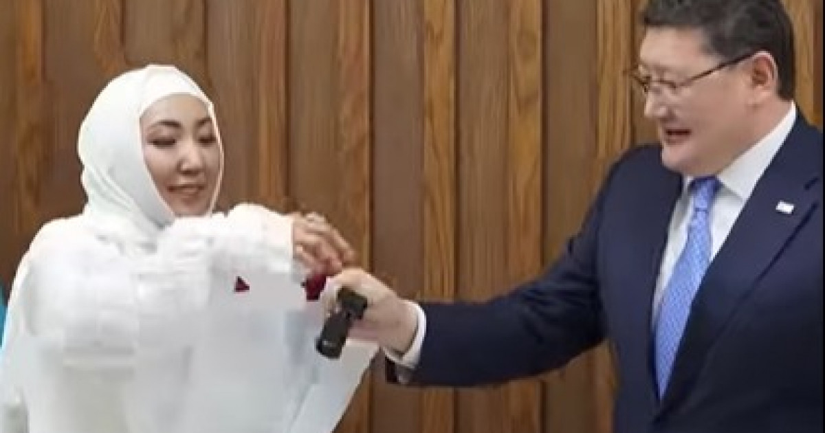 Айтыскер ақын Сара Тоқтамысоваға көлік сыйға берілді (видео)