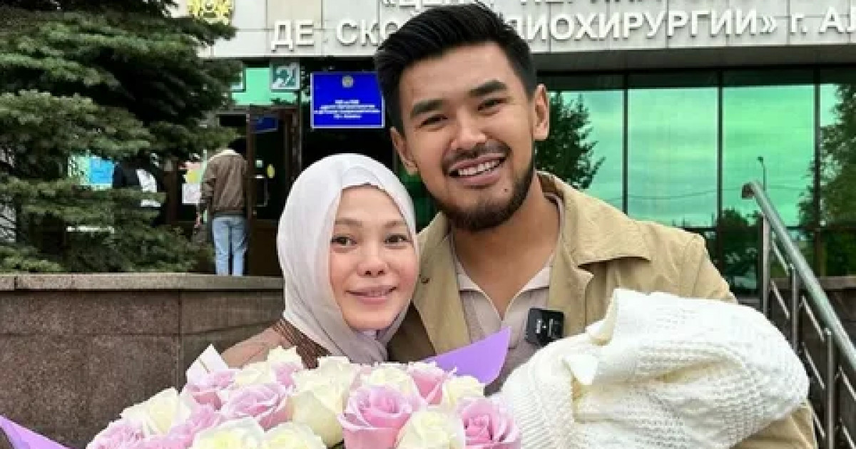 «Дуалап алды»: өзінен 8 жас үлкен актрисаға үйленген актер отбасы туралы айтты