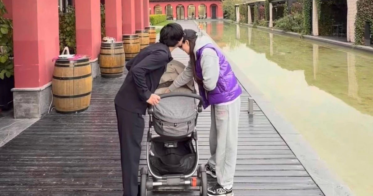 Қайрат Нұртас пен Жұлдыз Әбдікәрімова жаңа туған сәбиімен қыдырып жүрген видео жариялады