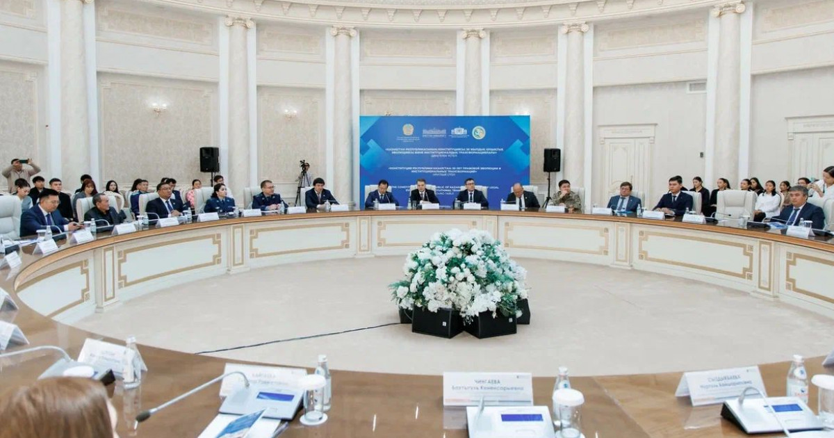 Жетісу университетінде Конституцияның 30 жылдығына арналған дөңгелек үстел өтті