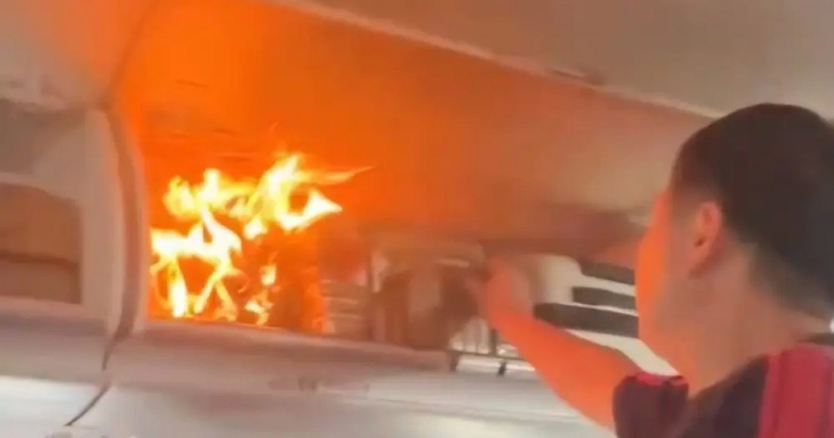 Қытайда ұшақта жолаушының қол жүгі отқа оранды