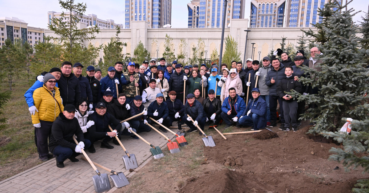 Мәжіліс депутаттары «Таза Қазақстан» акциясы аясында елордада 140 түп ағаш отырғызды