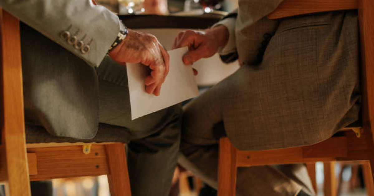 «Мұздатқышқа жасырған»: БҚО-да ректор пара алғаны үшін сотталды