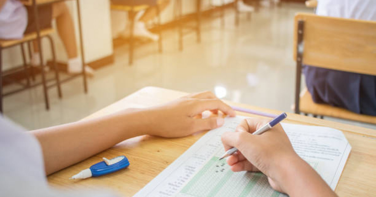 «ҰБТ тапсыруға көмектесемін»: 1 миллион теңге алған мұғалім ұсталды