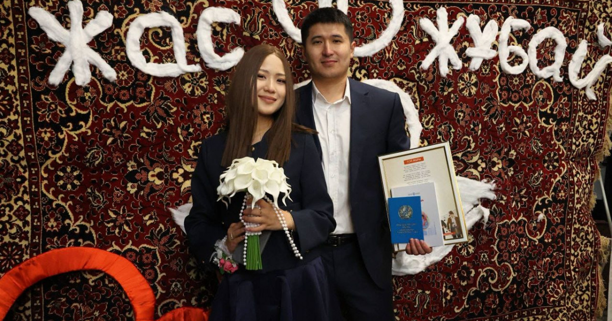 Жас жұбайлар күні «Дос-Мұқасанның» репертуарындағы «Той жыры» әнін ұлықтады