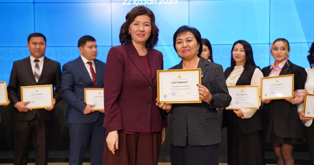Жұлдыз Сүлейменова «Білім берудегі өзгерістердің 1 000 көшбасшысы» жобасына қатысушыларға сертификат табыстады