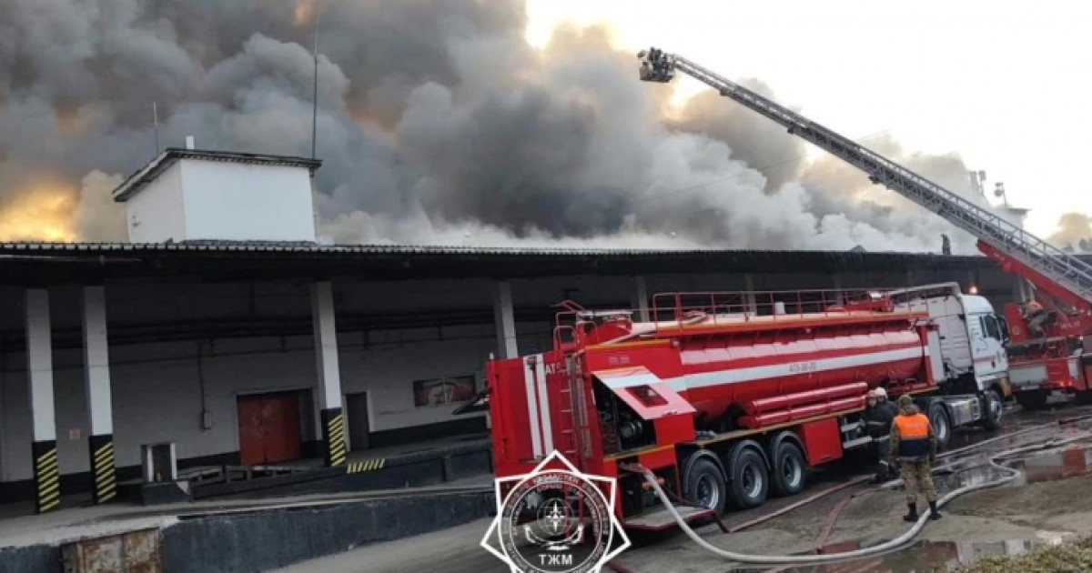 Алматыда екі қабатты қойма өртеніп жатыр