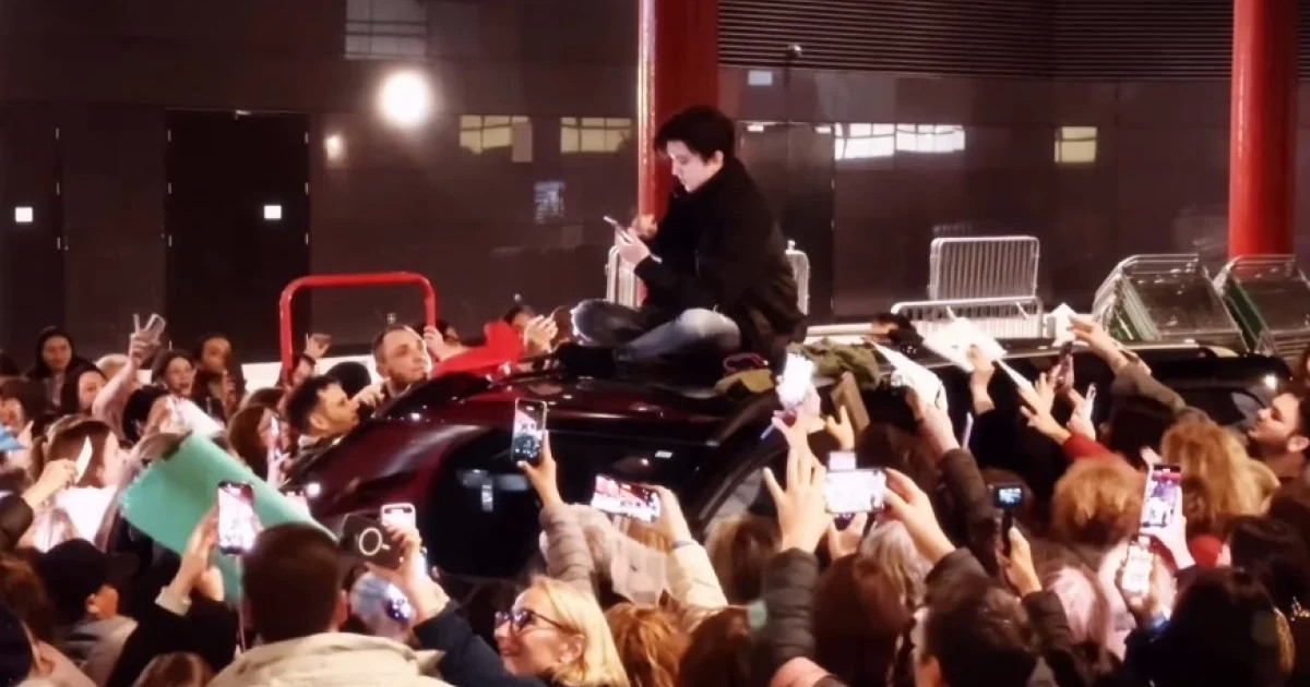 Димаш Құдайбергеннің Лондондағы концертінен кейін жанкүйерлері қоршап алып, қазақша ән айтты