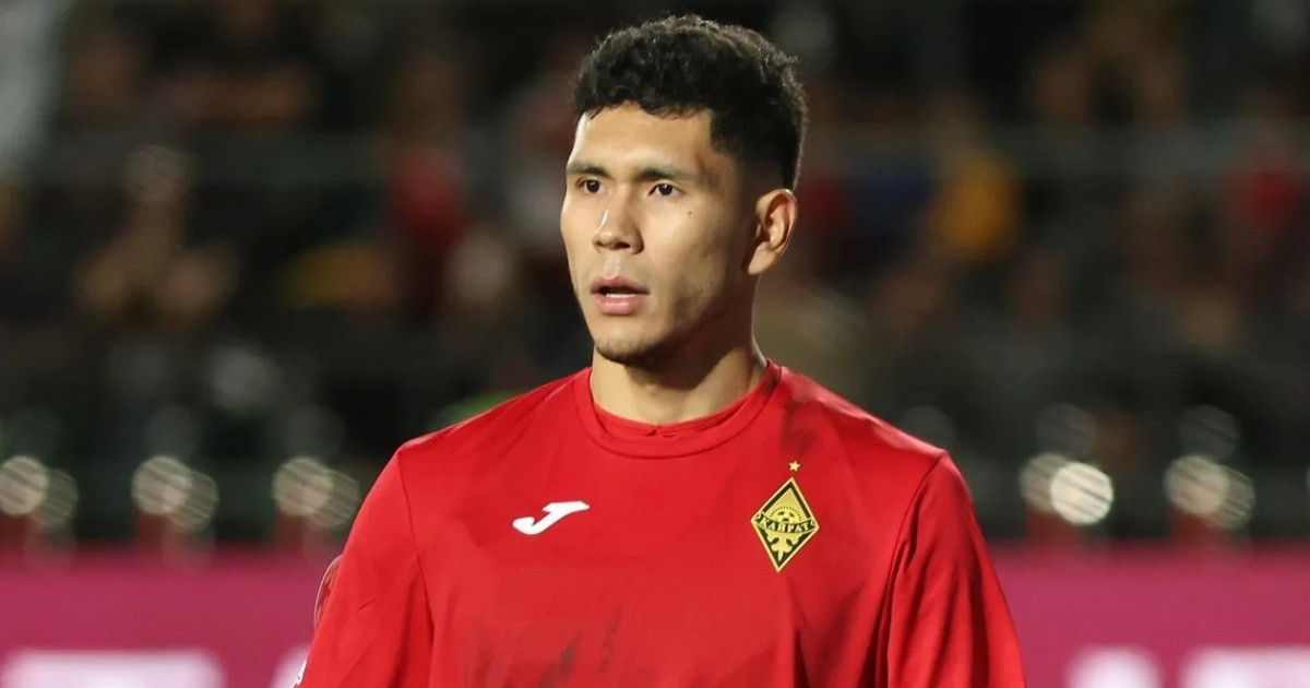 «Қайрат» футбол клубының қақпашысы Темірлан Анарбековтің қолы қойылған допты 12 миллионға сатып алды