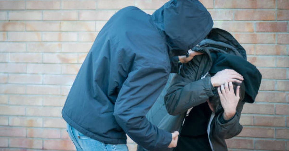 «Қолы екі жерден сынған»: Ақтөбеде 10-сынып оқушысы 5-сыныпта оқитын баланы соққыға жыққан