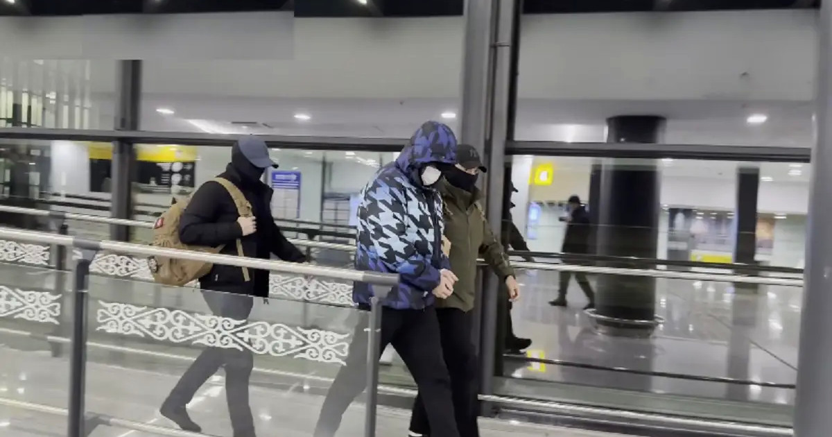 Кісі өлтіріп, 17 жыл халықаралық іздеуде жүрген күдікті Қазақстанға экстрадицияланды