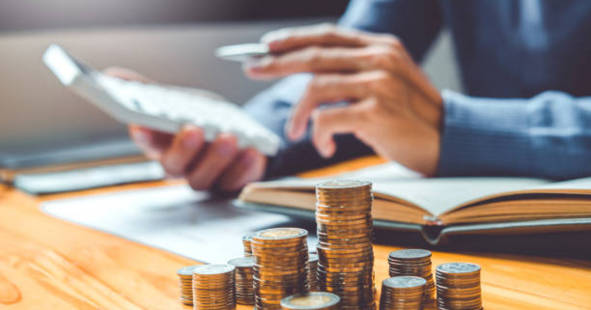 «Көбінің жалақысы 300 мың теңгеге жетпейді»: халықтың нақты табысы баяу өсіп жатыр