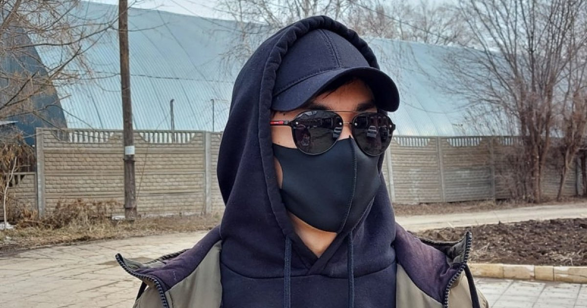 «Курьер болып ақша табамын»: қара бетпердедегі жігіт ауру қызын бағып отырған әкеге тосынсый жасады