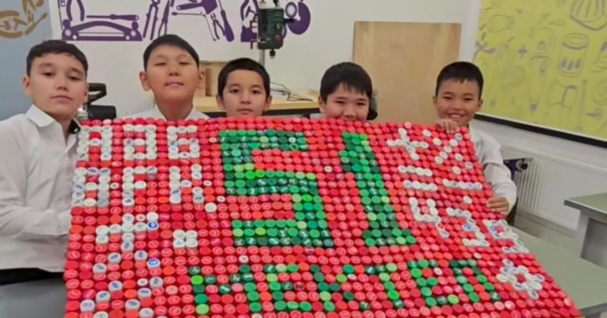 Семейде оқушылар бөтелкенің қақпағынан қоқыс контейнерін жасап шығарды