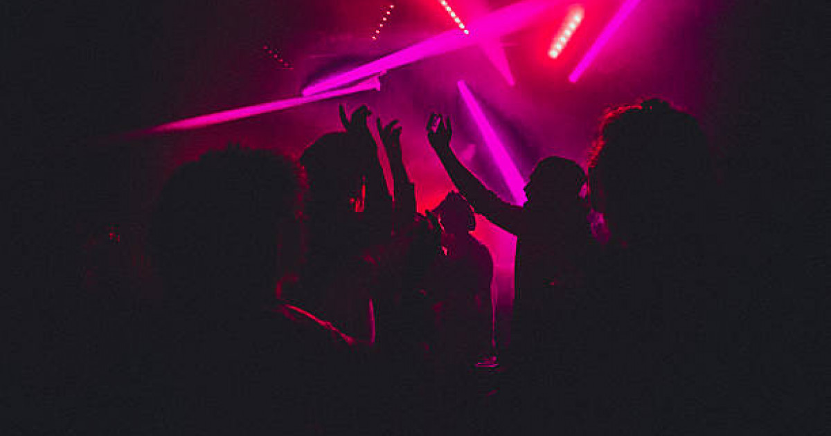 Астанадағы түнгі клубта 18 жастағы жігітті пышақтап кетті