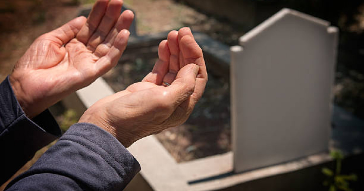 Атырауда бұзақылар бейітті қиратып кеткен