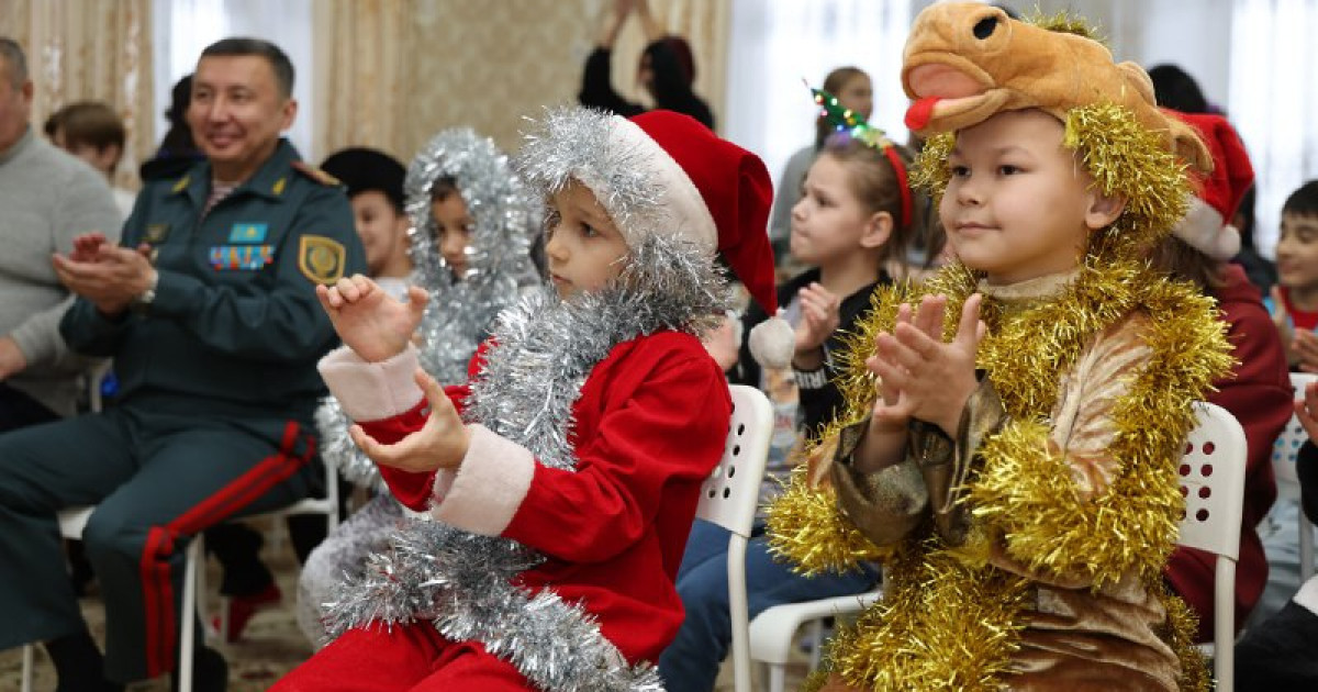 Балалар үйіндегі Жаңа жыл: әскери қызметшілер сыйлық сыйлап, ән айтты