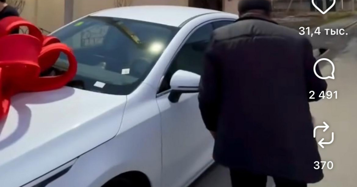 «Бауырлық қамқорлығым»: Заттыбек Көпбосынұлы ағасына сый жасады