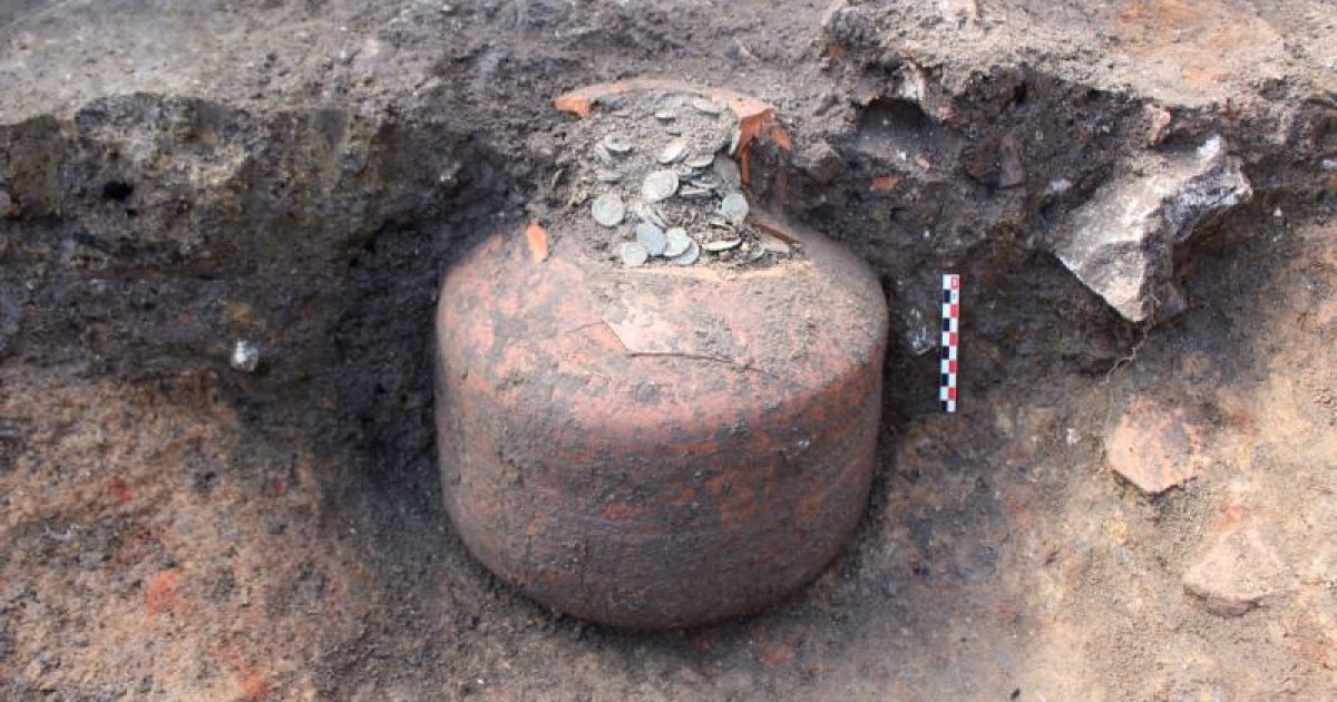 Францияда 1700 жыл бұрынғы бағалы тиындар толтырылған үш алып құмыра табылды