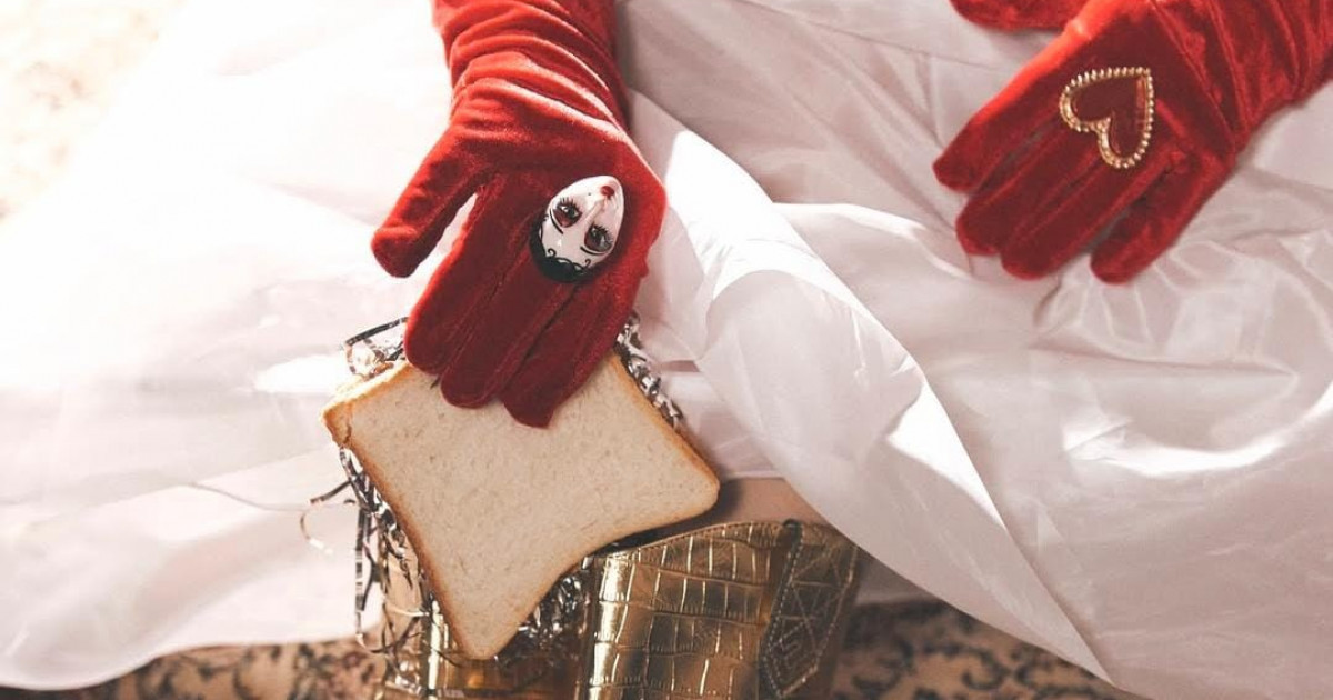 «Нанды қорлады...»: Айжұлдыз Адайбекованың желідегі суреті қызу талқыланды