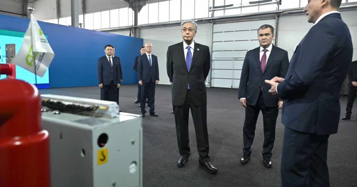 Президент өңдеу өнеркәсібі кәсіпорындарының көрмесін аралады