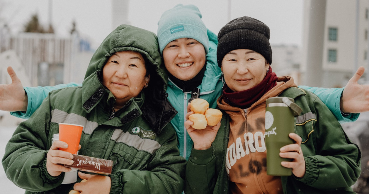 Жұмысшы мамандарға құрмет: «Жастар Рухы» белсенділері аймақтардағы азаматтарды ерекше құттықтады