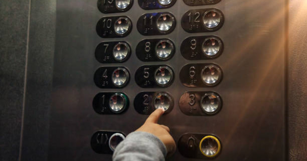 Астанада 11 адам лифтте қамалып қалды