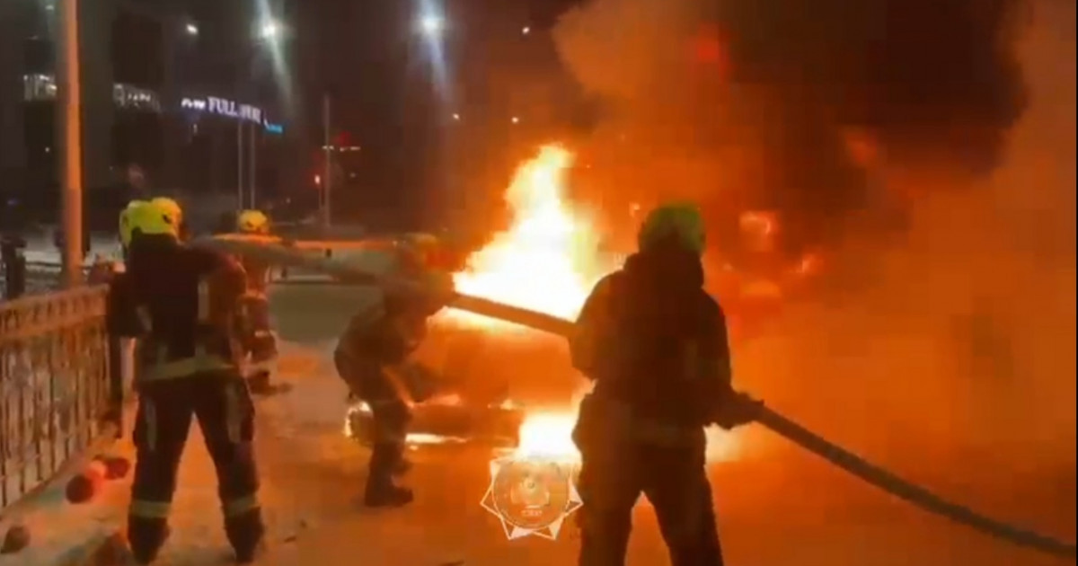 Астанада автокөлік отқа оранды