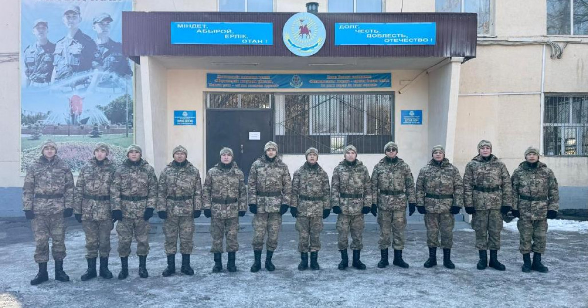Бір сыныптан бір сапқа: Шымкентте 12 сыныптас әскери борышын бірге өтеп жатыр