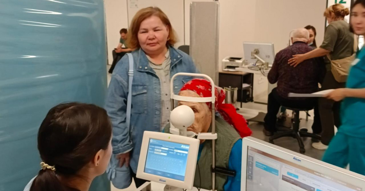 Боямасыз өмір: Зейнеткер мен мүгедекке қол ұшын беретін әлеуметтік қызметкердің бір күні