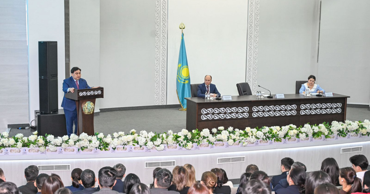 Дархан Жазықбай министрлік өкілдерімен мемлекеттік қызметті дамыту мәселесін талқылады