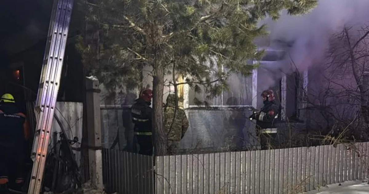 «Есікті құлыптап, үйде жиі жалғыз қалдырған»: Солтүстікте 5 жасар қыз тірілей жанып кетті