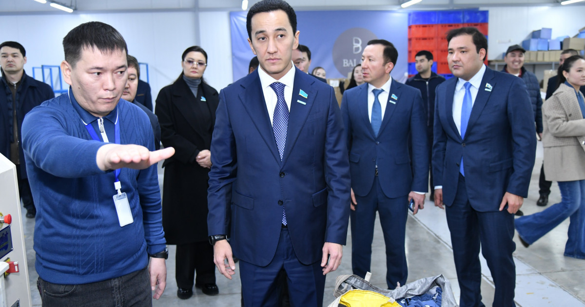 Мәжіліс депутаттары Шымкенттегі тоқыма кәсіпорнының жұмысымен танысты