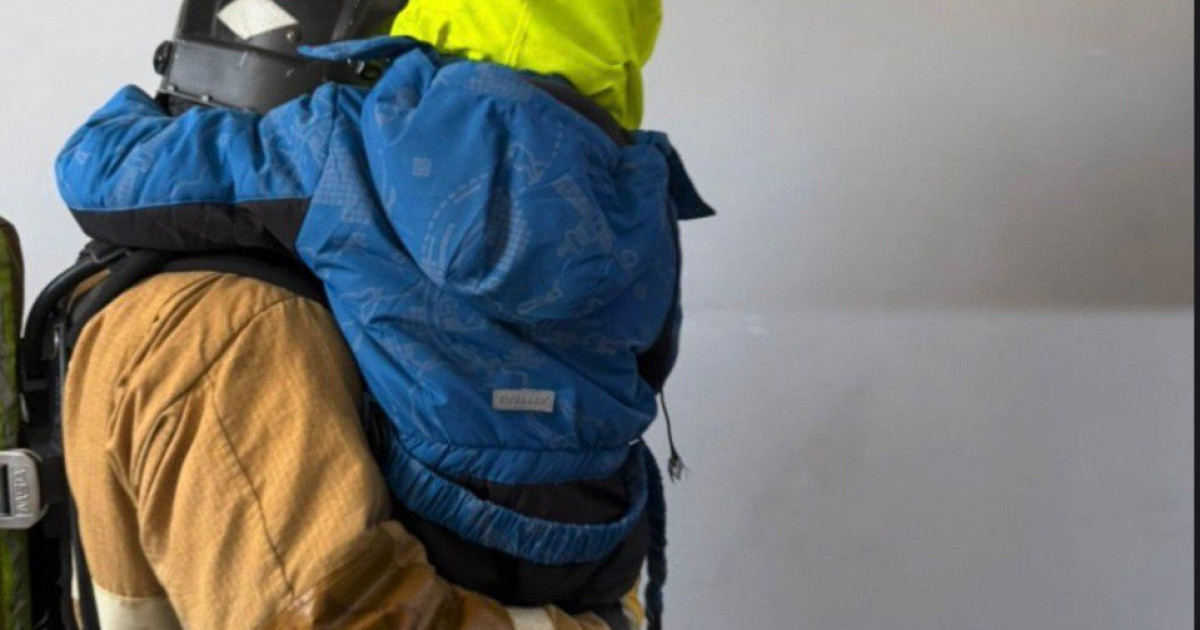 Өрт сөндірушілер балаларды өрттен эвакуациялады