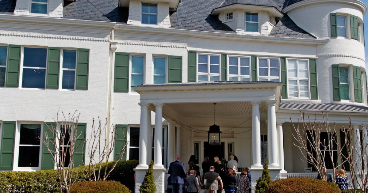 Вице-президенттің үйінің терезелерін белгісіз біреу балғамен ұрып сындырған